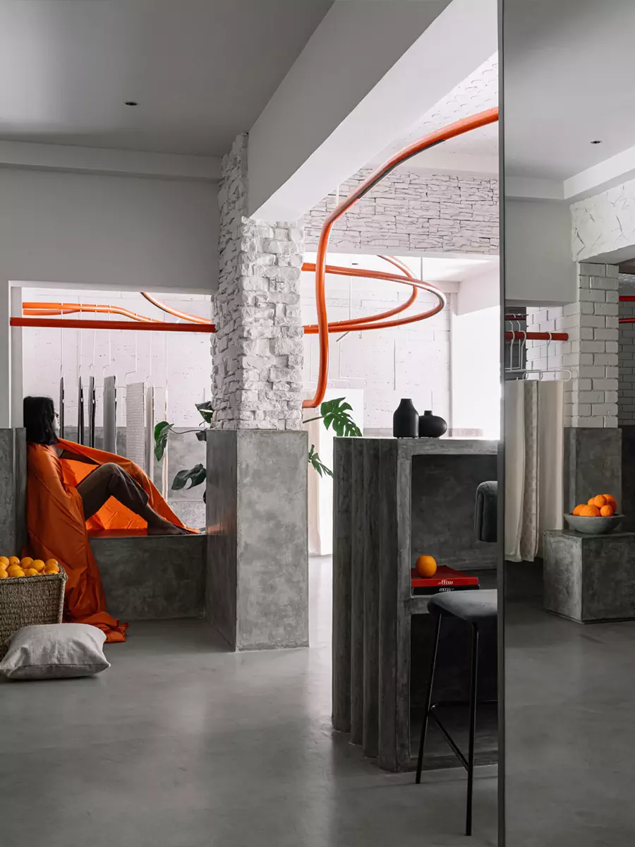 Красной нитью: интерьер салона тканей в Индии, вдохновленный красотой танца — проект Workers of Art