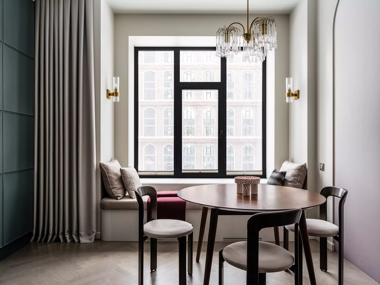 Предметы с историей и сложные цветовые сочетания в интерьере квартиры для психолога — проект студии YU Design