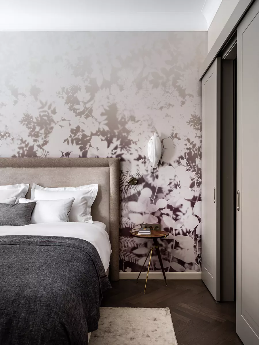 Предметы с историей и сложные цветовые сочетания в интерьере квартиры для психолога — проект студии YU Design