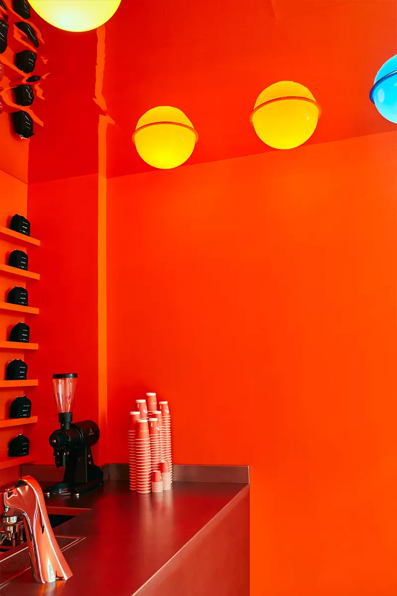 Ретро-футуристичная атмосфера в интерьере модной парижской кофейни — проект коллектива Uchronia