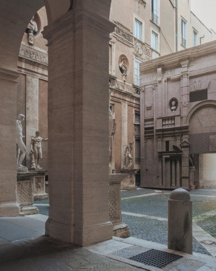 Студия Robocoop скрыла реставрируемый дворец в Риме за реалистичным фасадом