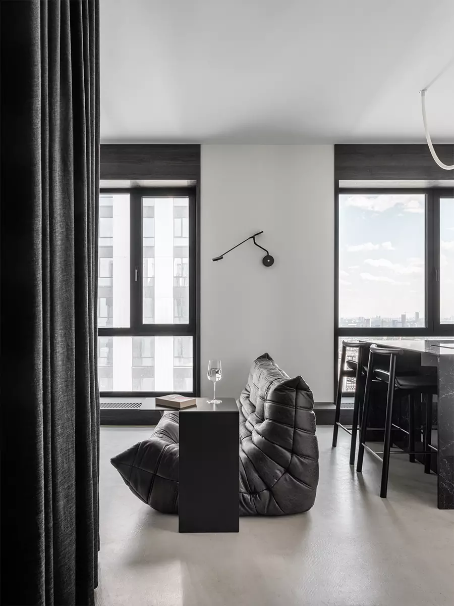 Монохромный интерьер квартиры-студии со строгим зонированием — проект BLOK Studio