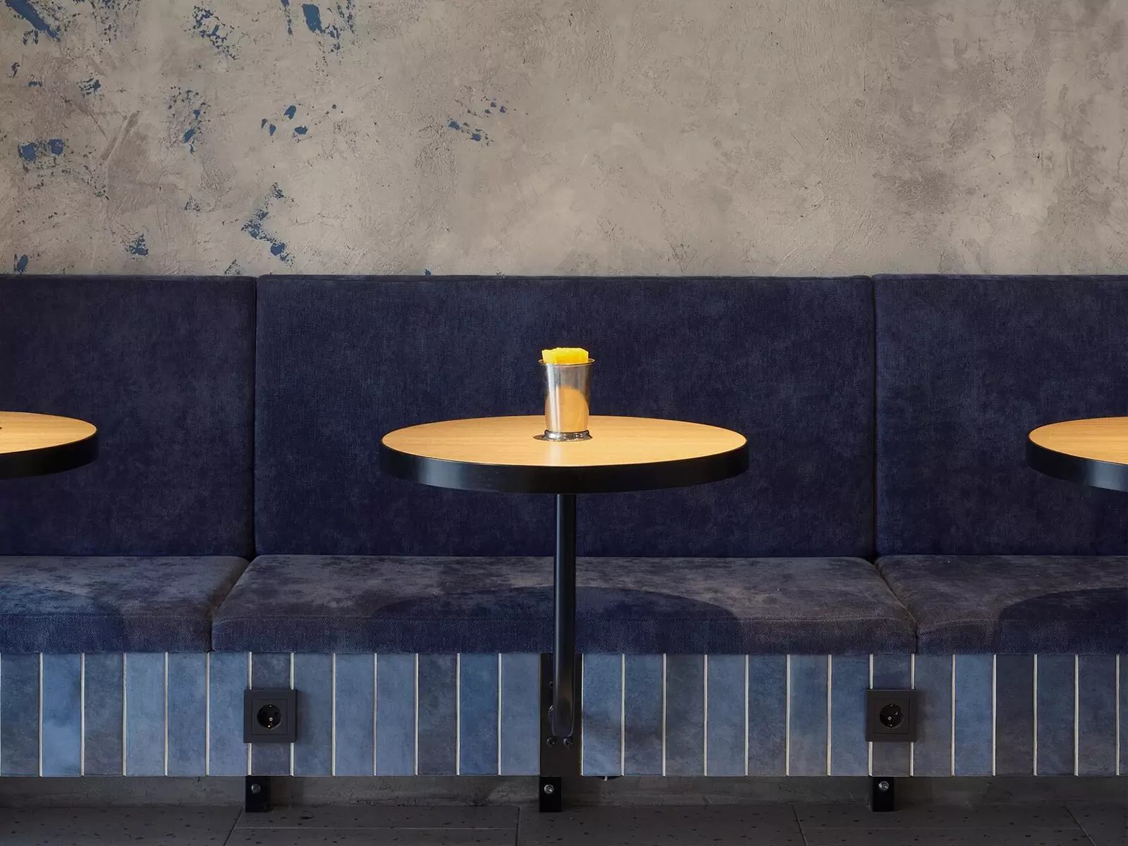 Янтарные стеклоблоки и декоративные цепи в интерьере питерского бара — проект MODGI Group