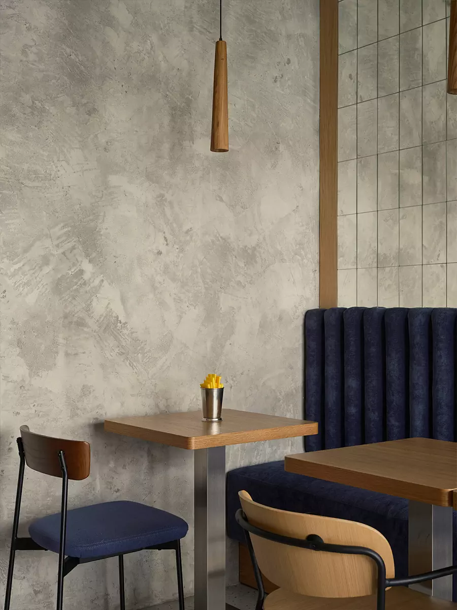 Янтарные стеклоблоки и декоративные цепи в интерьере питерского бара — проект MODGI Group