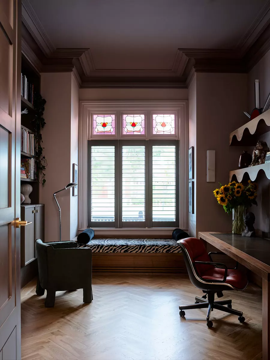 Тысяча и одна деталь в красочном интерьере загородного дома в эдвардианском стиле — проект Flack Studio