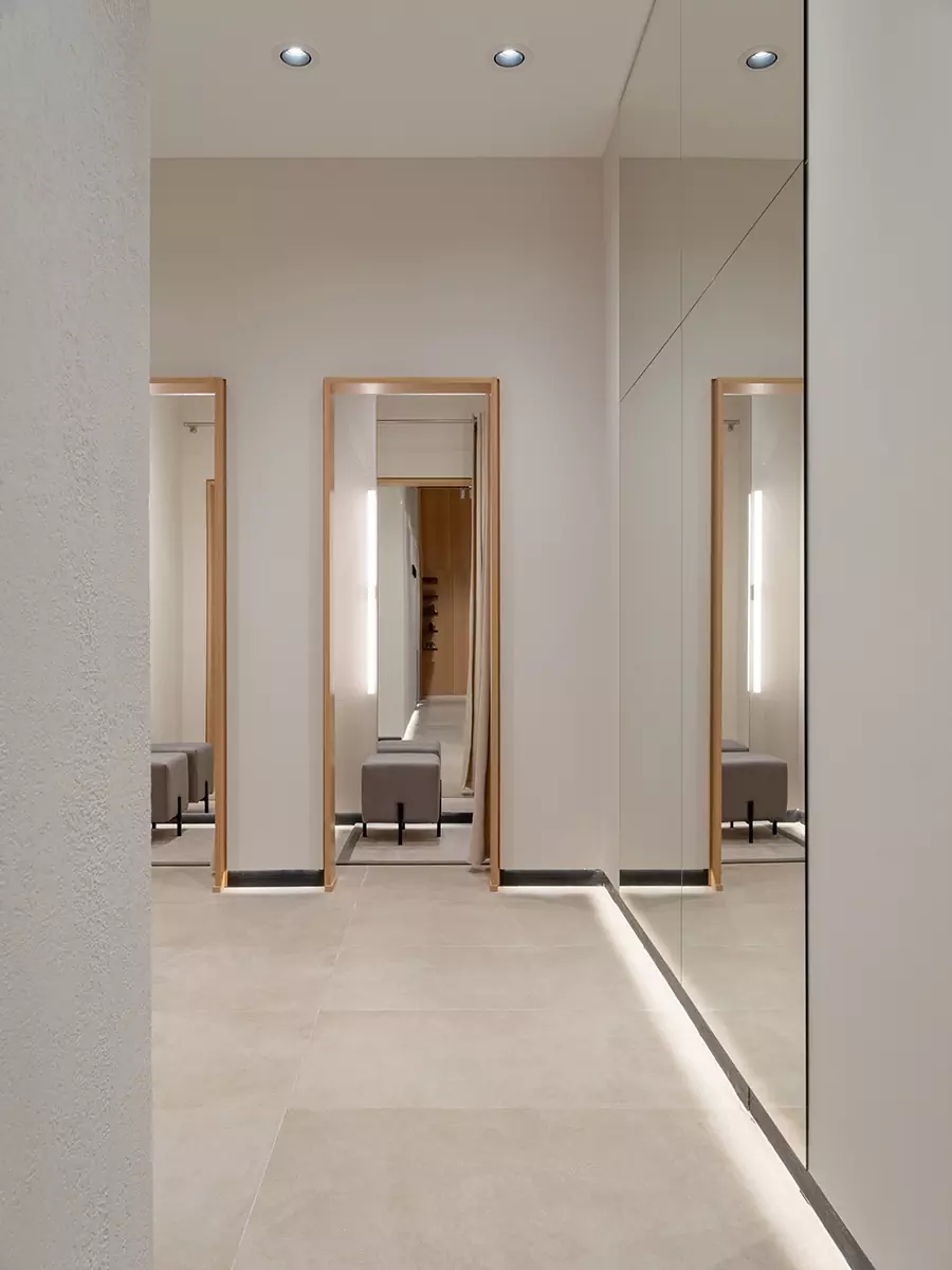 Мягкие формы и акцентная деталь на потолке в интерьере магазина женской одежды — проект Sinitsa buro