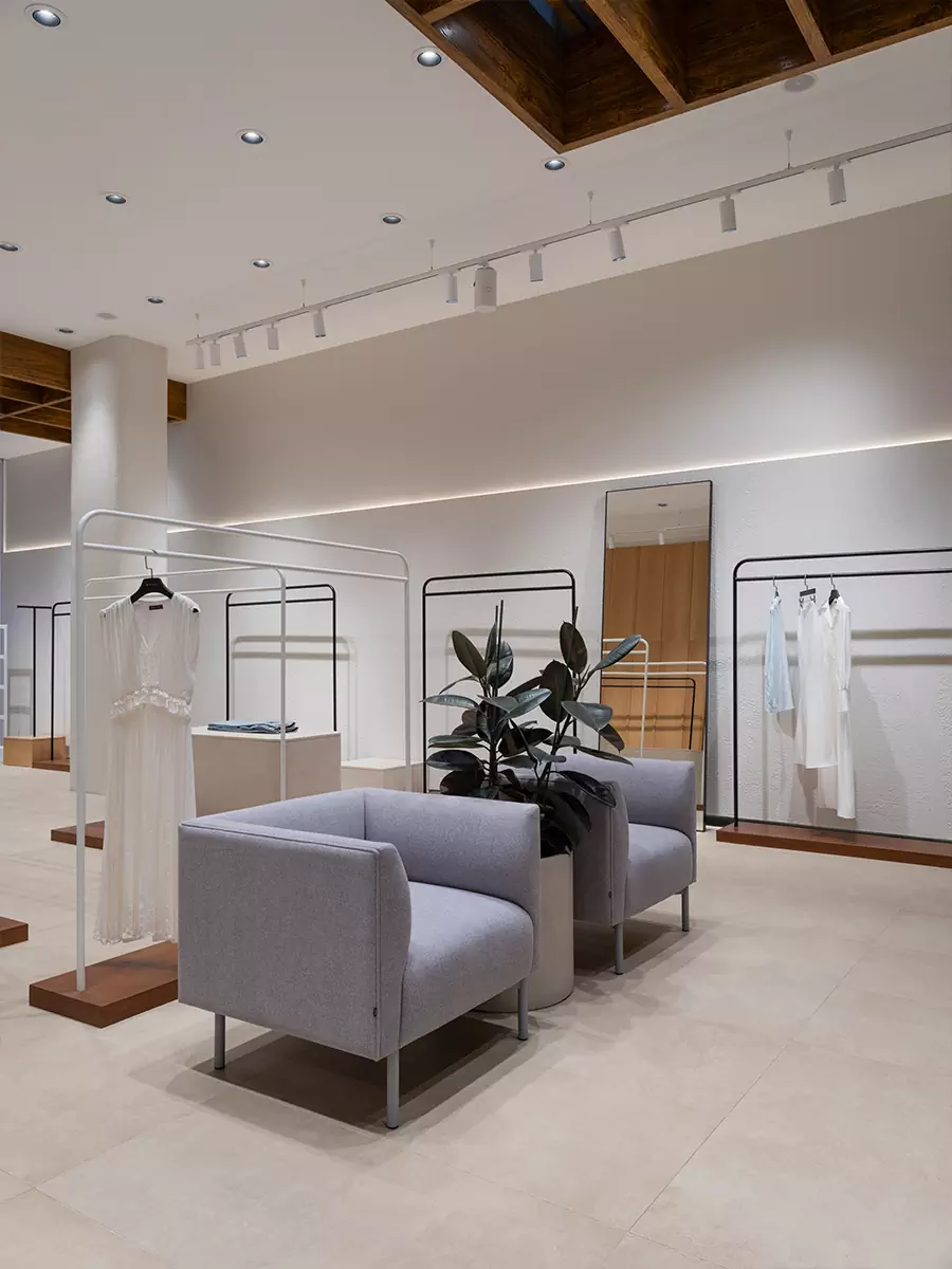 Мягкие формы и акцентная деталь на потолке в интерьере магазина женской одежды — проект Sinitsa buro