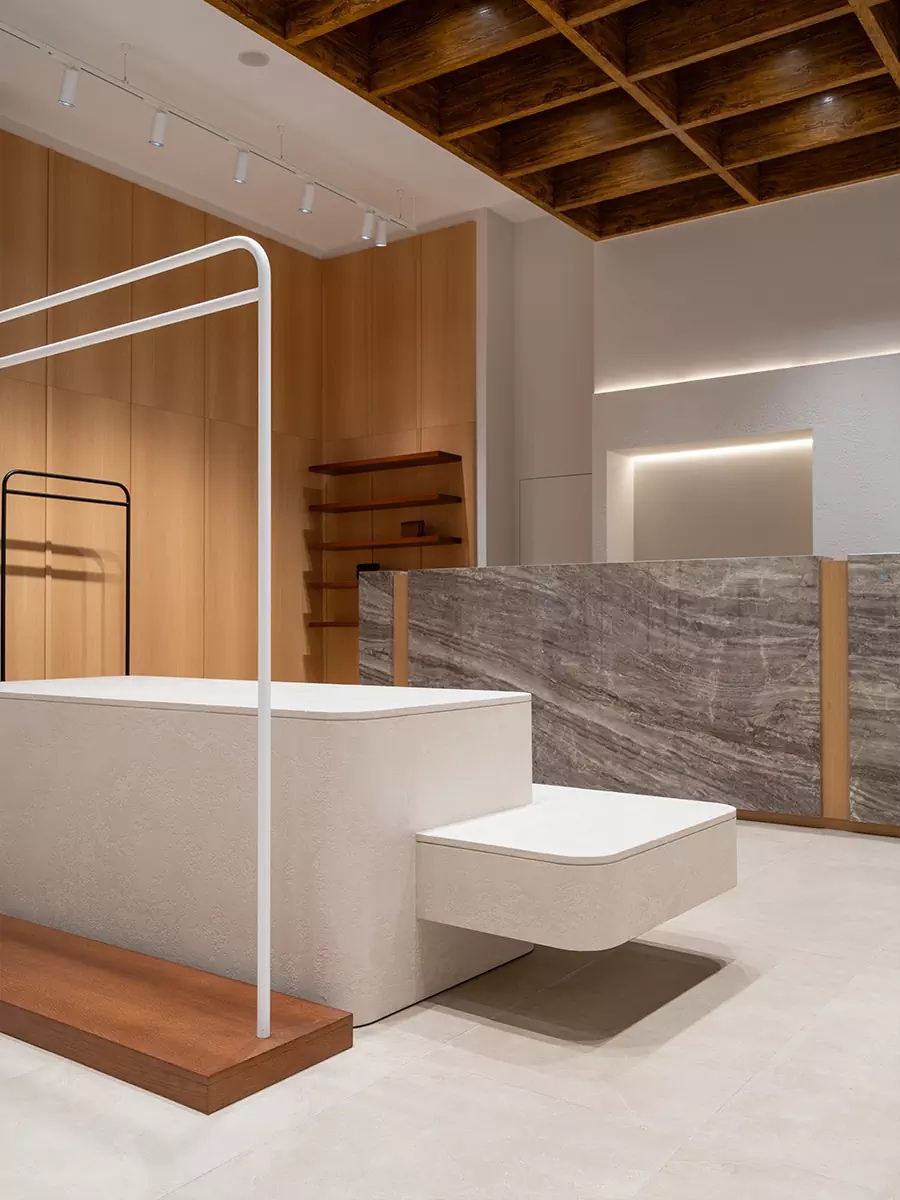 Мягкие формы и акцентная деталь на потолке в интерьере магазина женской одежды — проект Sinitsa buro