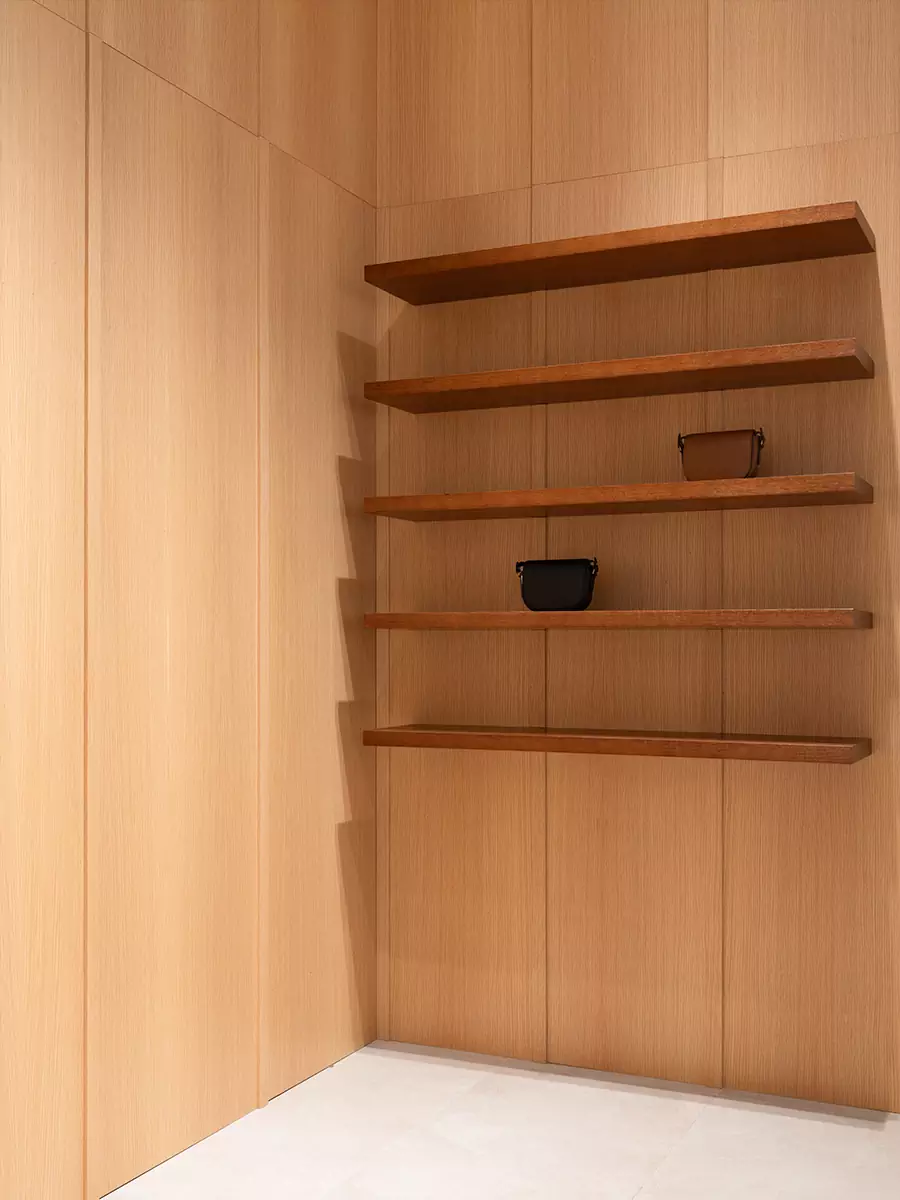 Мягкие формы и акцентная деталь на потолке в интерьере магазина женской одежды — проект Sinitsa buro