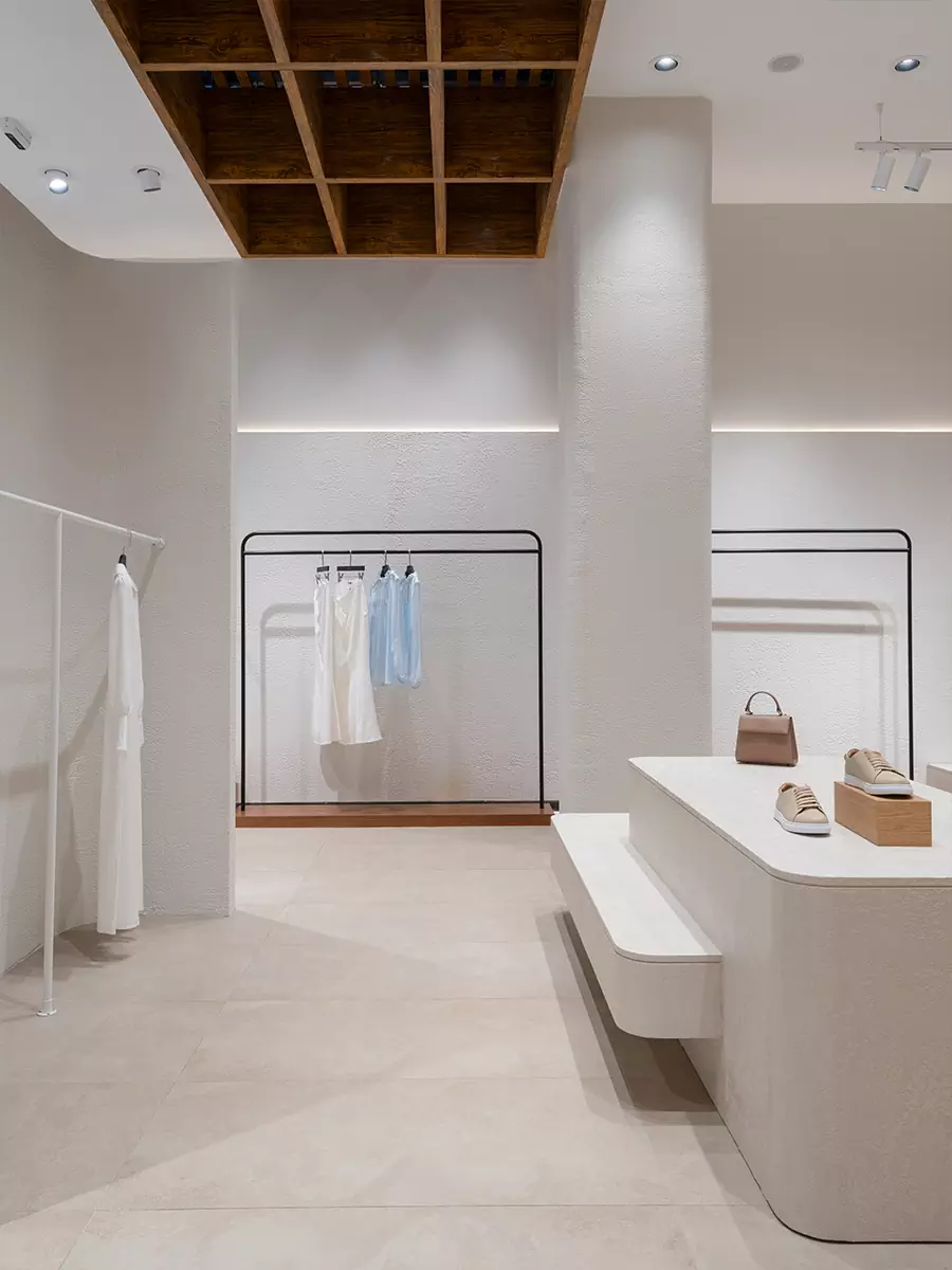 Мягкие формы и акцентная деталь на потолке в интерьере магазина женской одежды — проект Sinitsa buro