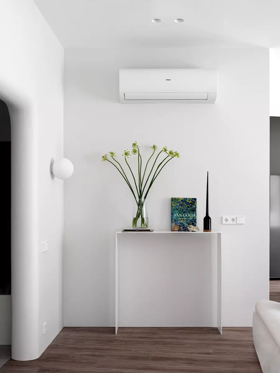 Лаконичный интерьер квартиры со сложной геометрией с акцентным санузлом — проект студии Пора