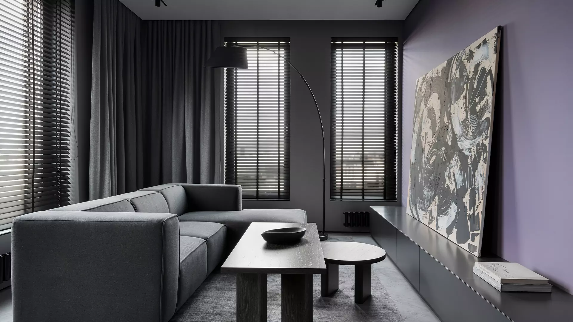 Темный интерьер квартиры, наполненной естественным светом — проект студии дизайна BALCON
