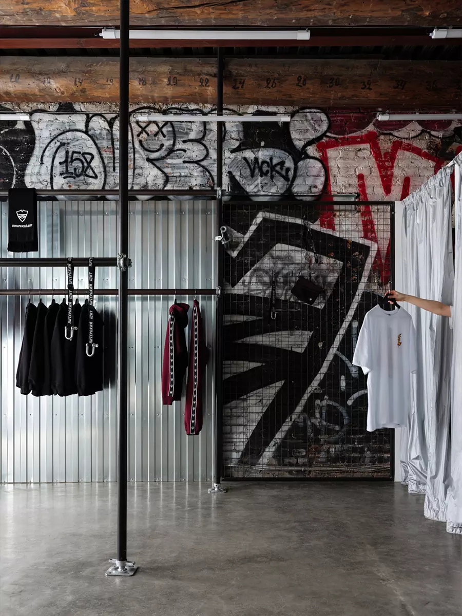 Элементы андеграунда в интерьере петербургского магазина одежды — проект Валентины Дукмас