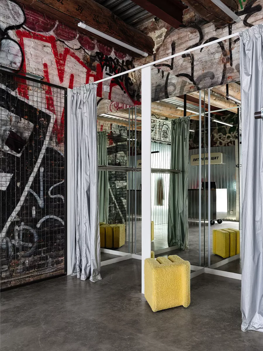 Элементы андеграунда в интерьере петербургского магазина одежды — проект Валентины Дукмас