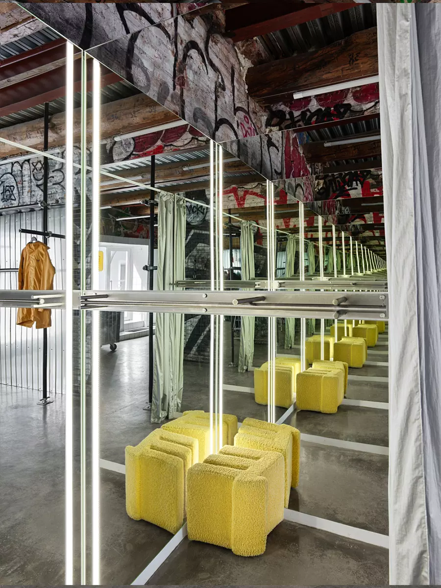 Элементы андеграунда в интерьере петербургского магазина одежды — проект Валентины Дукмас