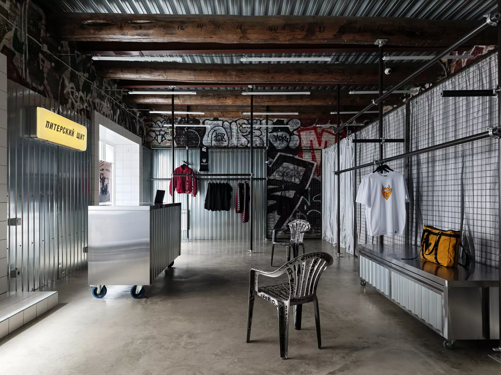 Элементы андеграунда в интерьере петербургского магазина одежды — проект Валентины Дукмас
