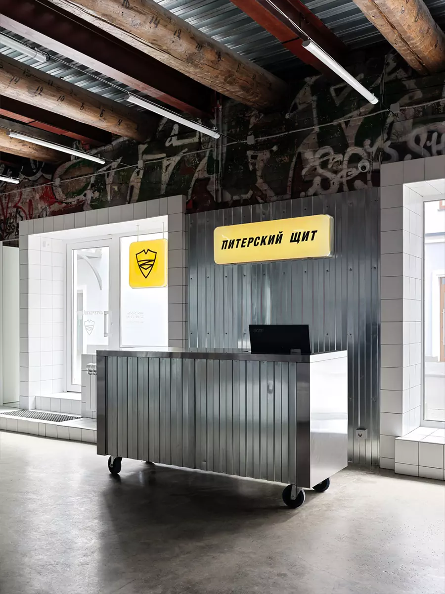 Элементы андеграунда в интерьере петербургского магазина одежды — проект Валентины Дукмас