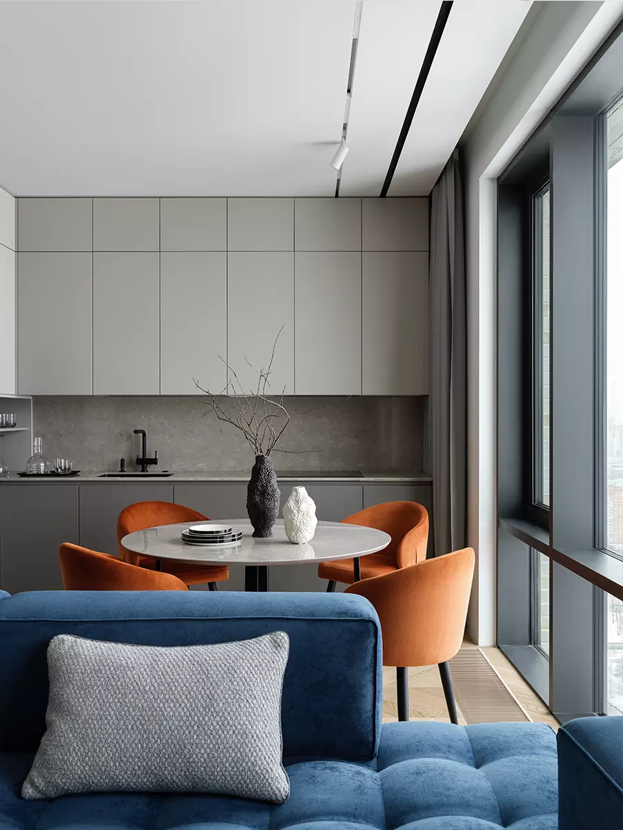 Гармония прямых линий и сочных цветов в интерьере квартиры для дружной семьи — проект студии A&ES