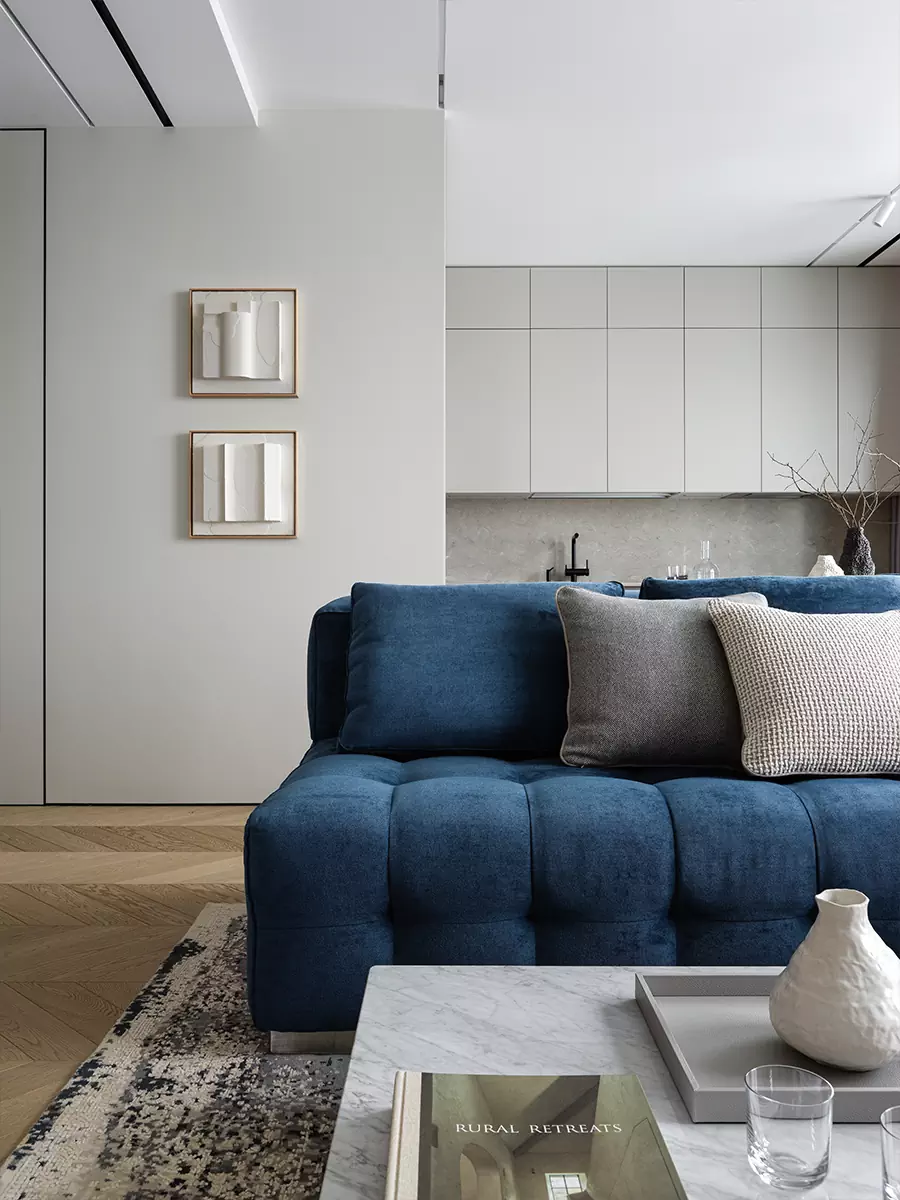 Гармония прямых линий и сочных цветов в интерьере квартиры для дружной семьи — проект студии A&ES