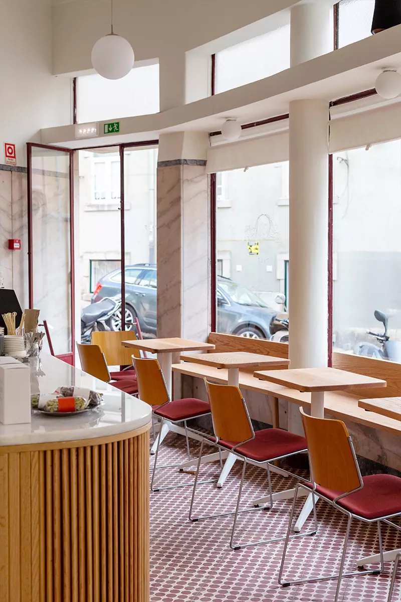 Модернистский интерьер португальского кафе с богатыми исходными данными — проект Ольги Чут