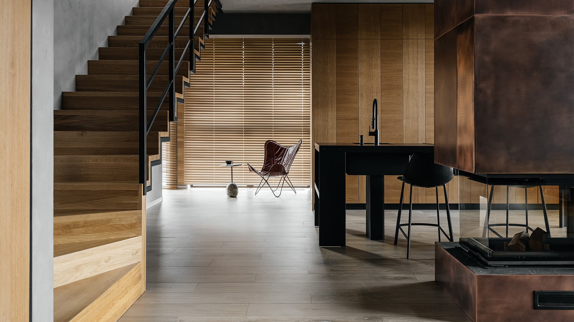 Пять лестниц и элементы стиля лофт в интерьере многоэтажной квартиры для большой семьи — проект Алексея Аладашвили