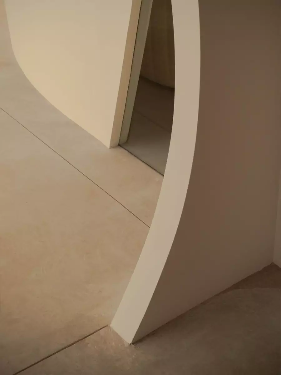 Тысяча стеклоблоков и ярко-синий санузел в интерьере офиса испанской дизайн-студии — проект ABEZ Design