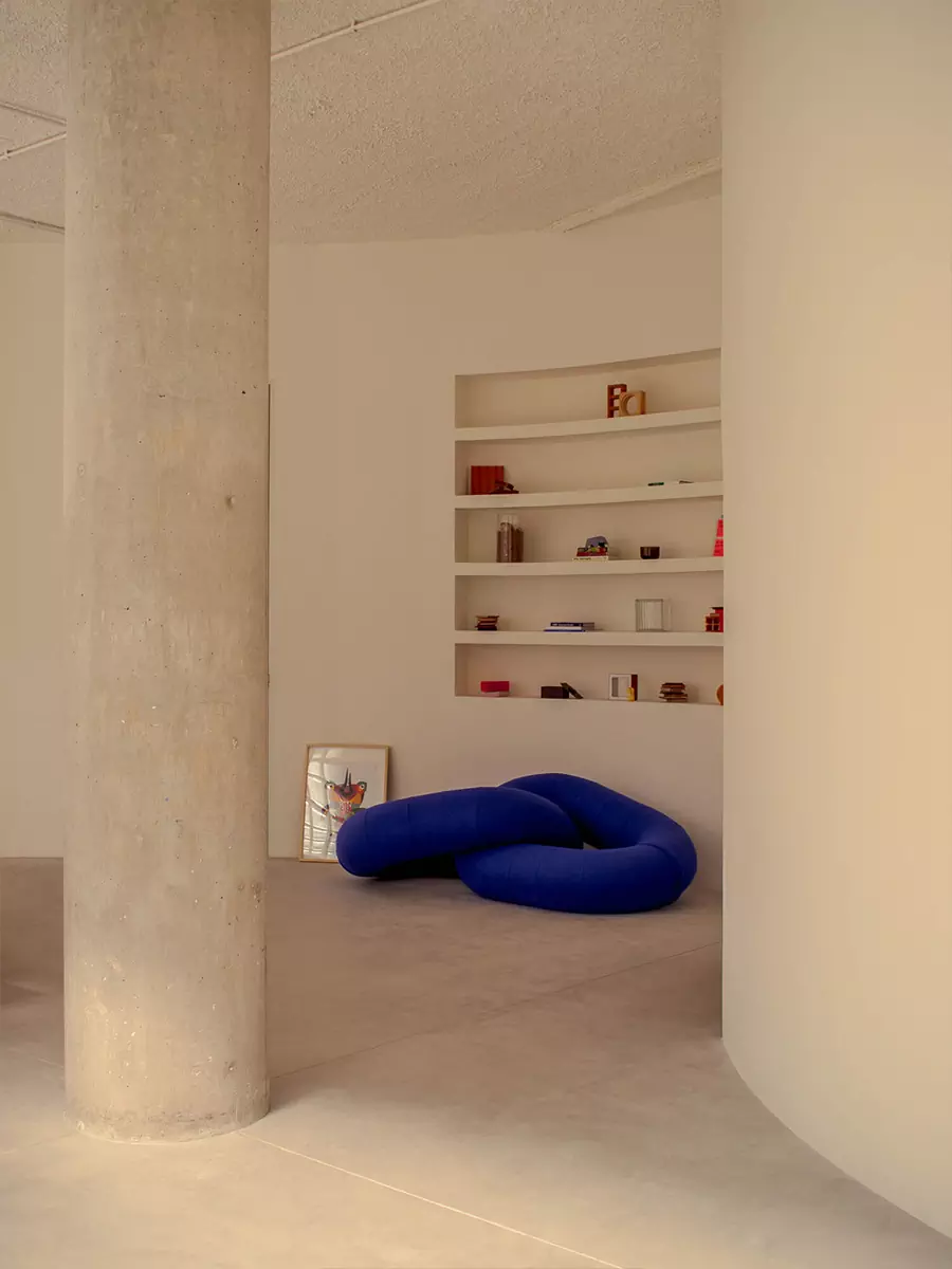 Тысяча стеклоблоков и ярко-синий санузел в интерьере офиса испанской дизайн-студии — проект ABEZ Design