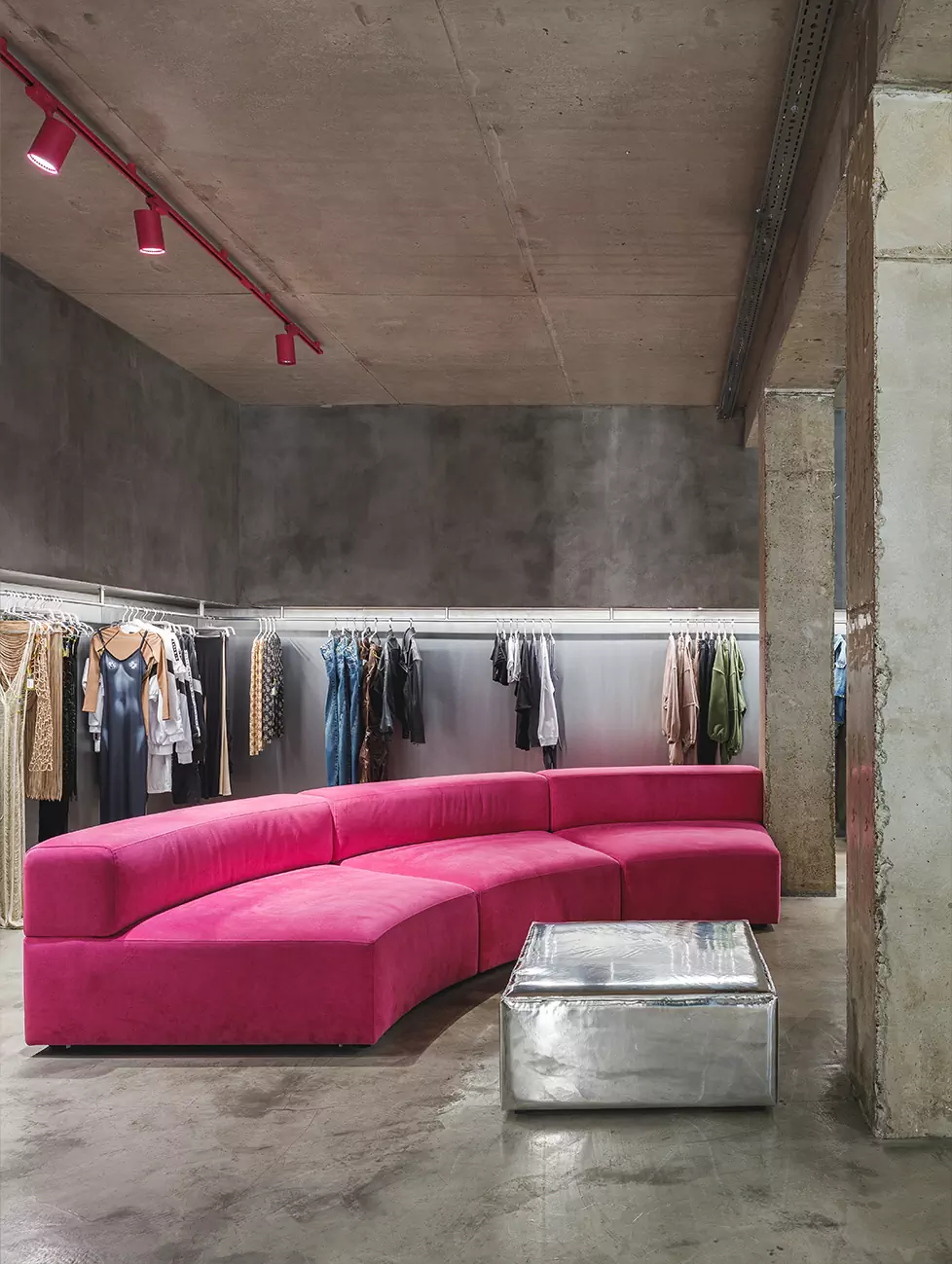 Скульптурная розовая лестница в интерьере казанского магазина одежды — проект бюро AR ARCHITECTS