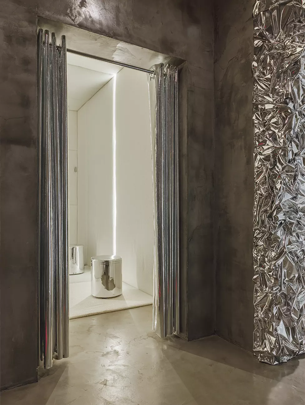 Скульптурная розовая лестница в интерьере казанского магазина одежды — проект бюро AR ARCHITECTS