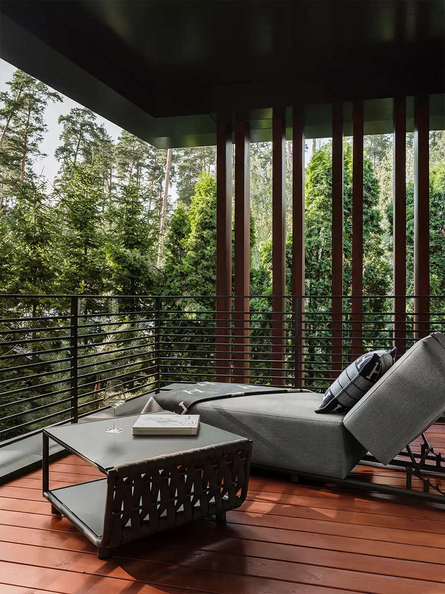 Латунь, золото и зеркала в интерьере дома для владелицы ювелирного бренда — проект Юлии Айтекеновой