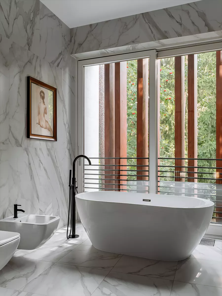 Латунь, золото и зеркала в интерьере дома для владелицы ювелирного бренда — проект Юлии Айтекеновой