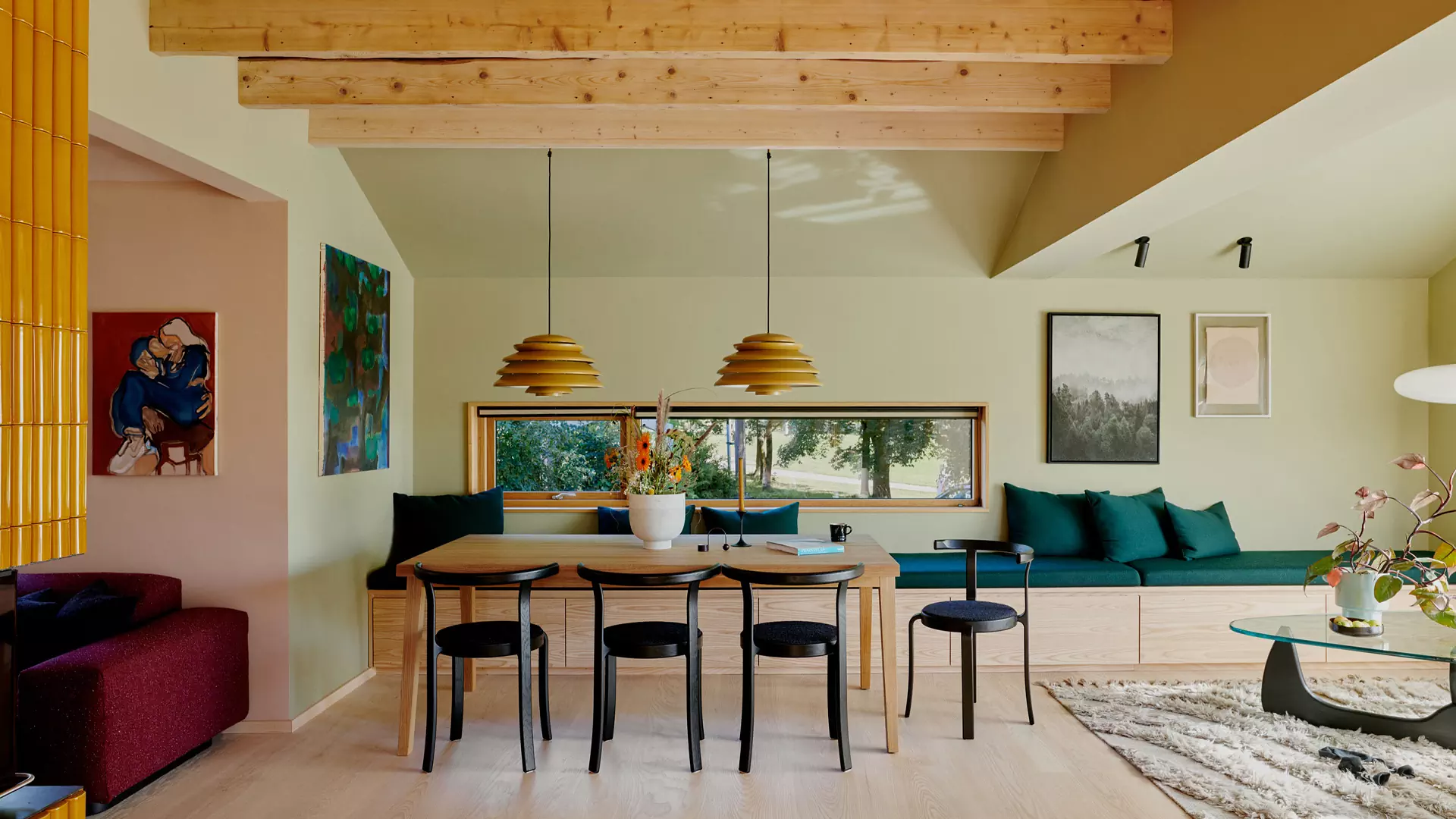 Трехэтажный коттедж с яблоневым садом и желтым камином — проект студии Familien Kvistad