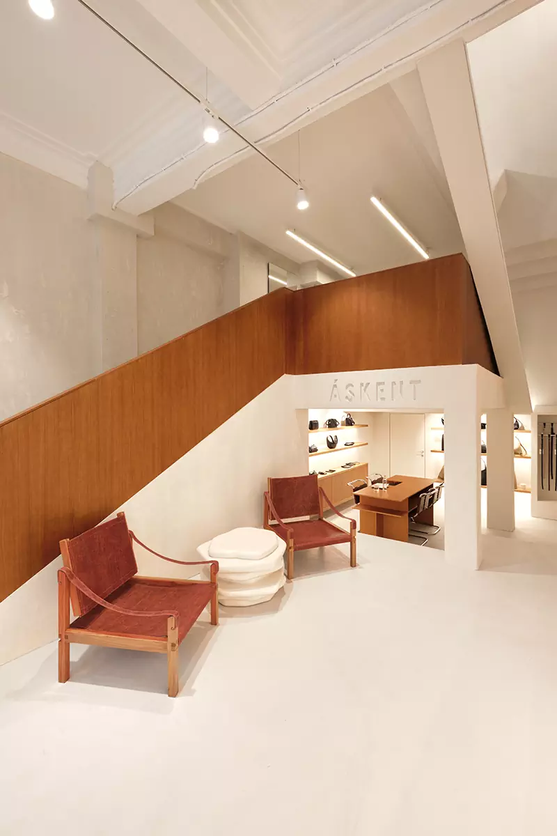 Декоративные шары и мебель с историей в интерьере шоурума российского бренда аксессуаров — проект Екатерины Рыбалко