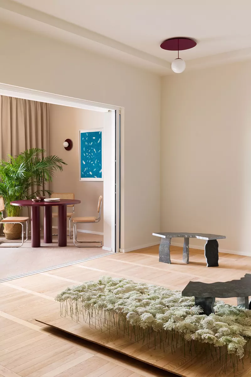 Диалог изогнутых форм и прямых линий в лаконичном интерьере римской квартиры — проект Мануэлы Тоньоли