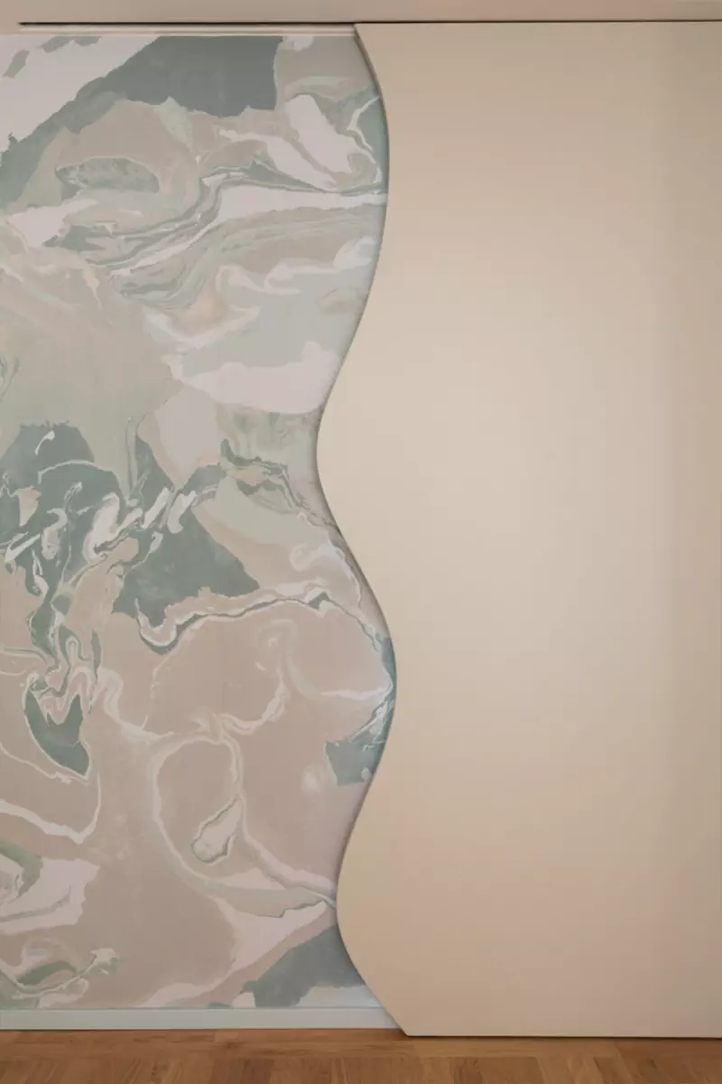 Диалог изогнутых форм и прямых линий в лаконичном интерьере римской квартиры — проект Мануэлы Тоньоли