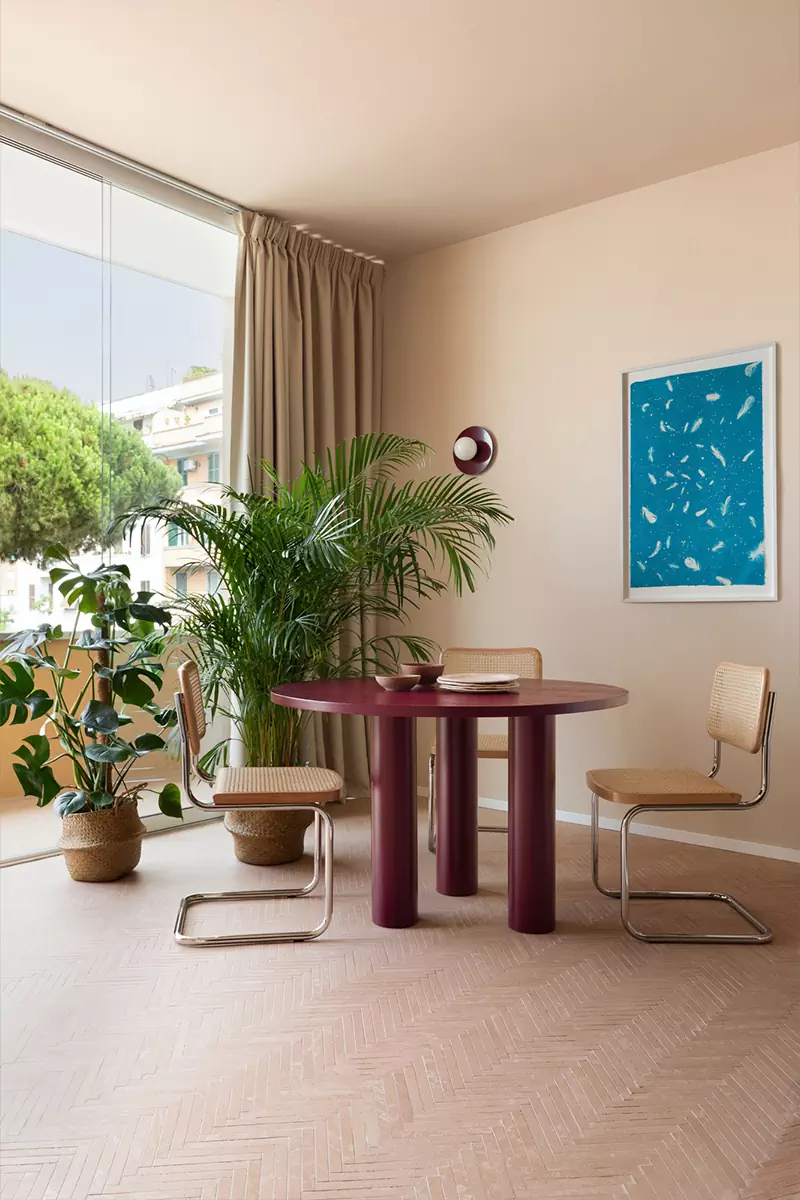 Диалог изогнутых форм и прямых линий в лаконичном интерьере римской квартиры — проект Мануэлы Тоньоли