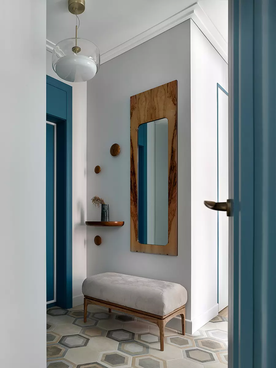 Небесно-голубой и другие оттенки синего в интерьере московской квартиры — проект Анастасии Холопцевой