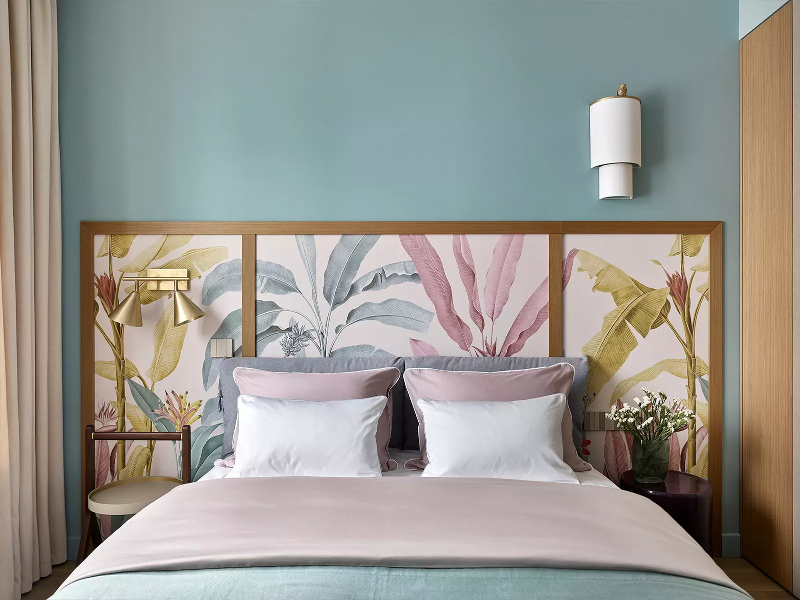 Небесно-голубой и другие оттенки синего в интерьере московской квартиры — проект Анастасии Холопцевой