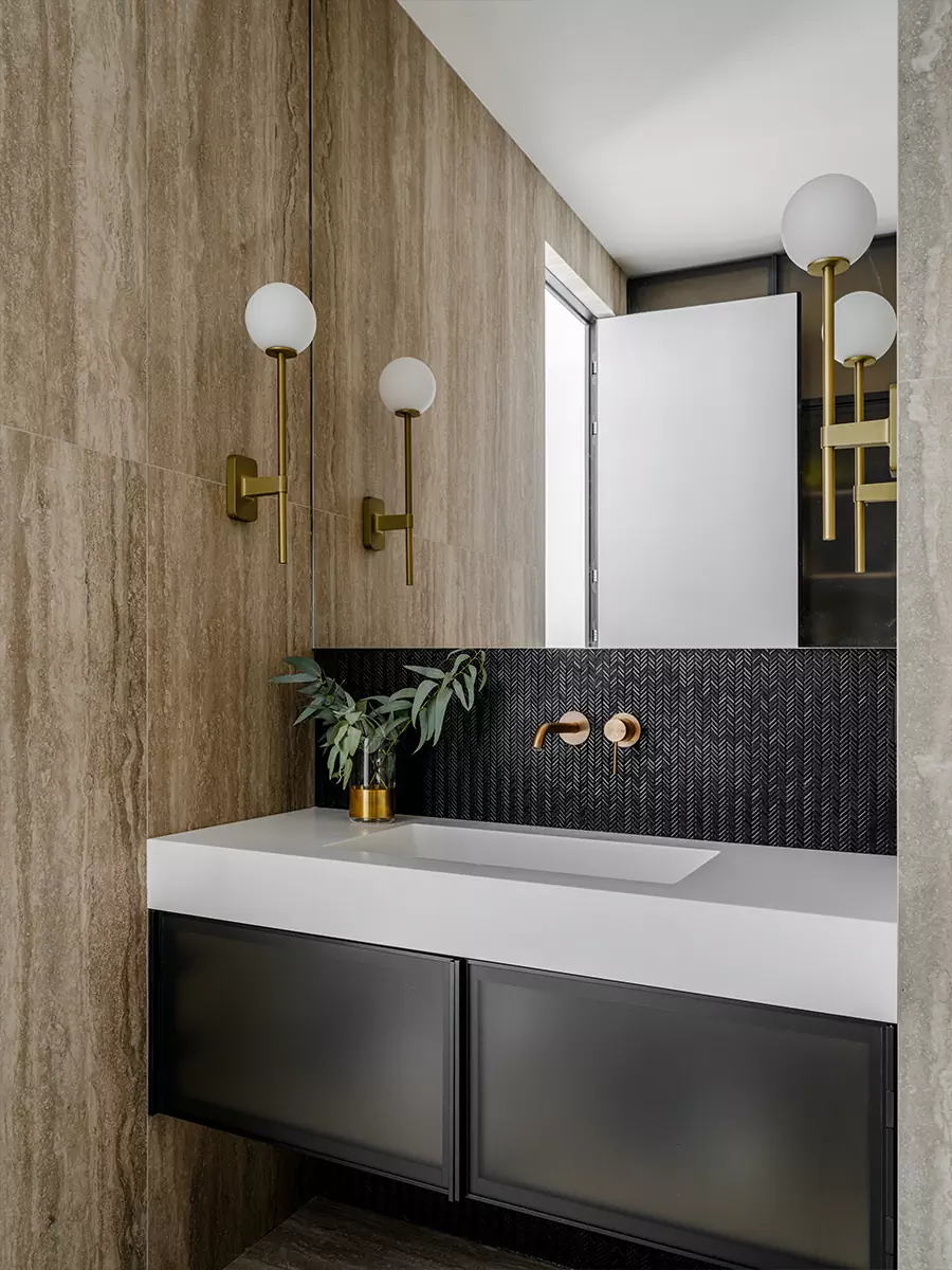 Буйство красок и фактур в современном интерьере квартиры сложной формы — проект Светланы Поздеевой и Ильи Ерошевича