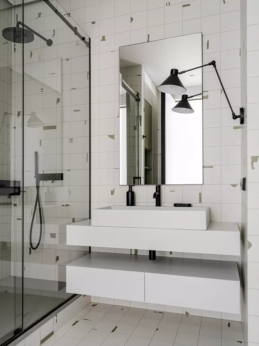 Буйство красок и фактур в современном интерьере квартиры сложной формы — проект Светланы Поздеевой и Ильи Ерошевича