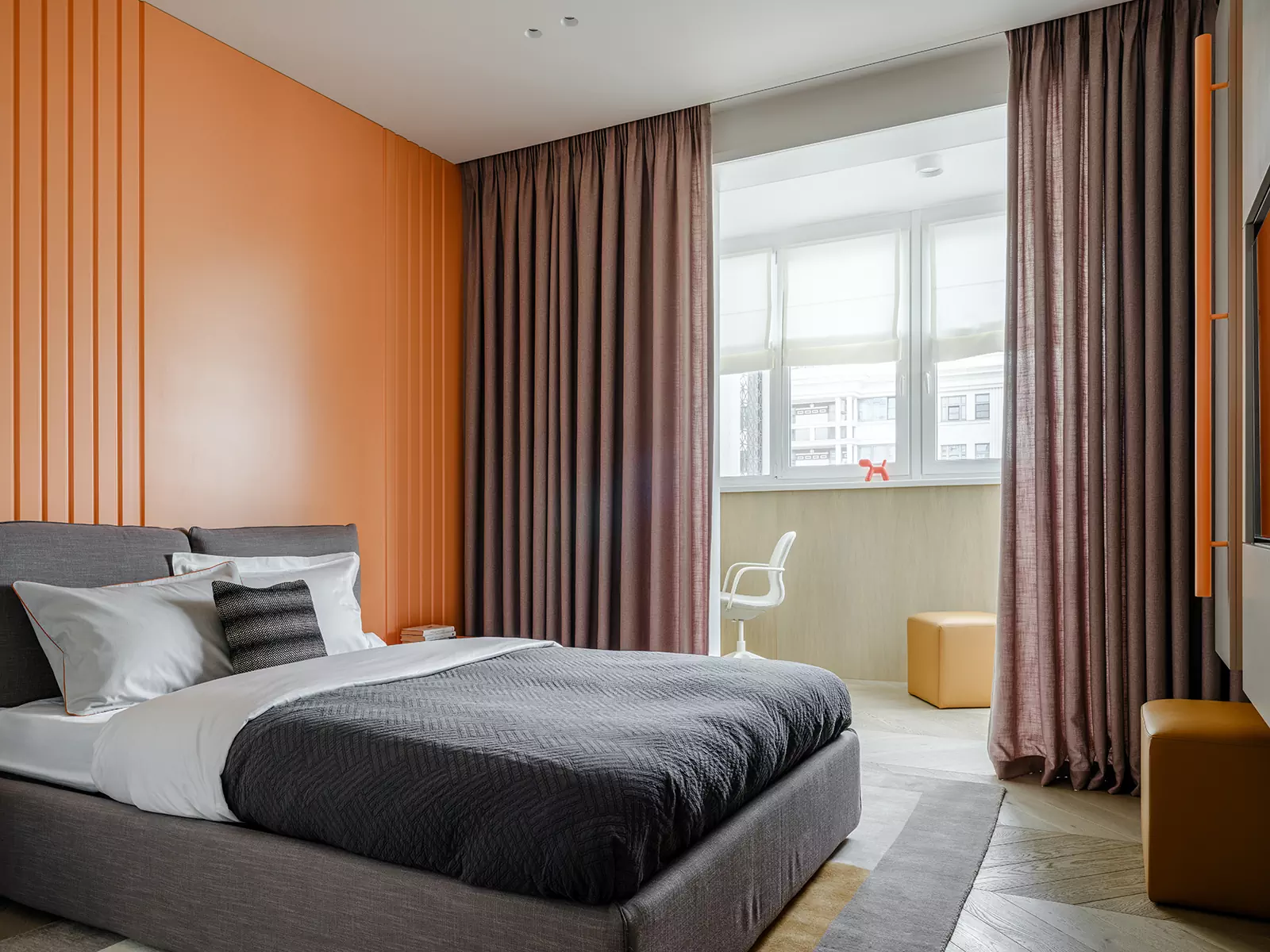 Буйство красок и фактур в современном интерьере квартиры сложной формы — проект Светланы Поздеевой и Ильи Ерошевича