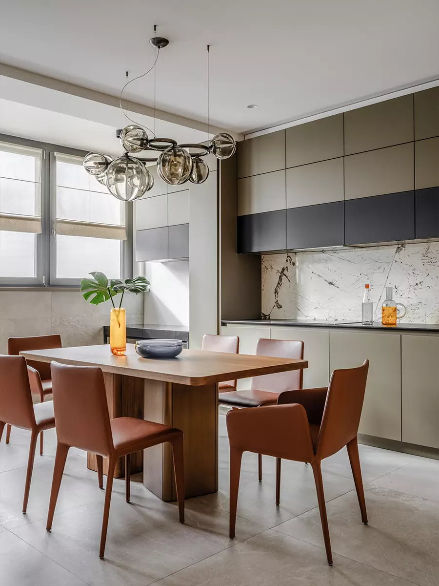 Буйство красок и фактур в современном интерьере квартиры сложной формы — проект Светланы Поздеевой и Ильи Ерошевича