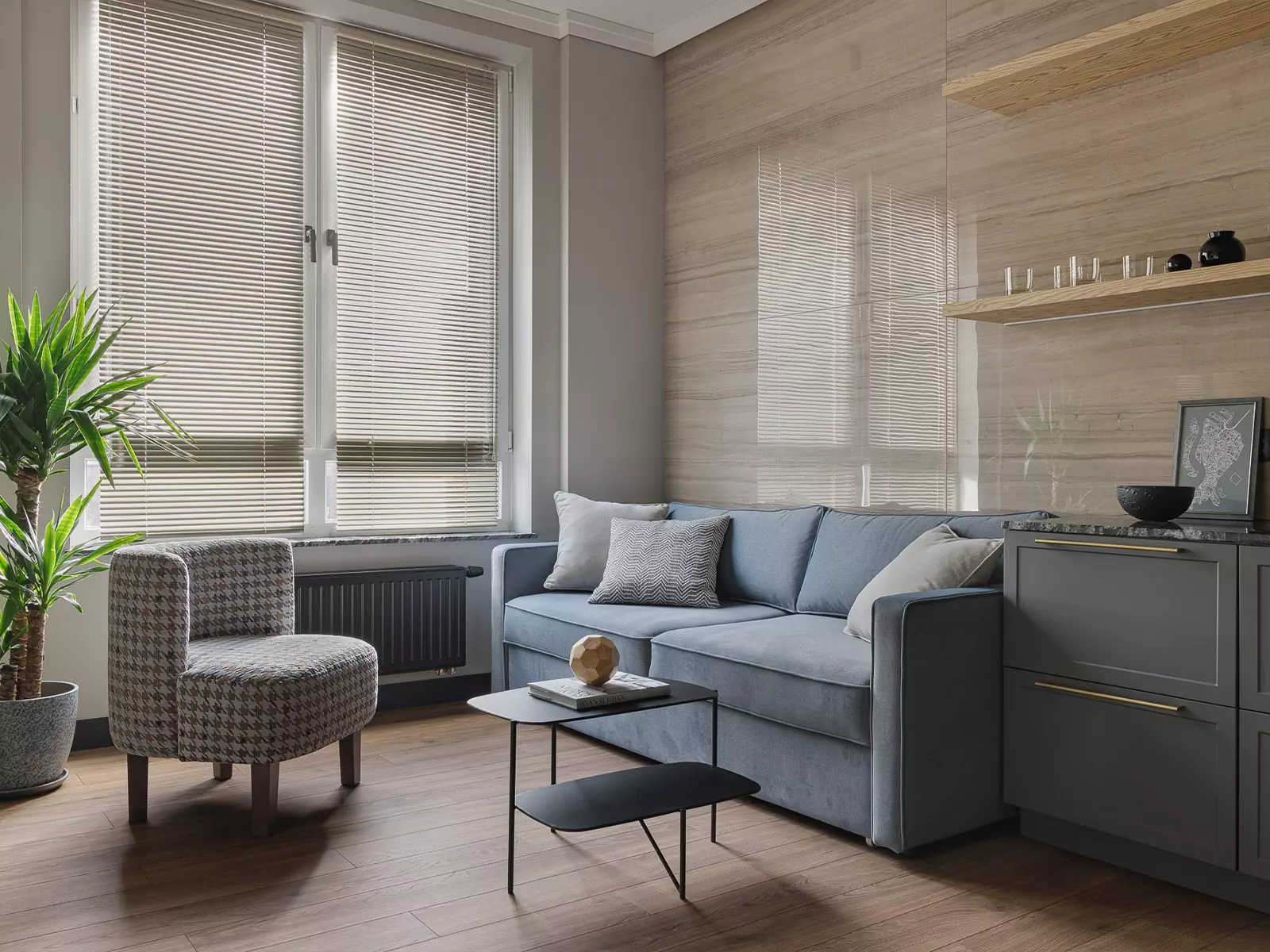 Натуральный камень и детали ручной работы в интерьере квартиры под сдачу в аренду — проект Евгении Николаевой