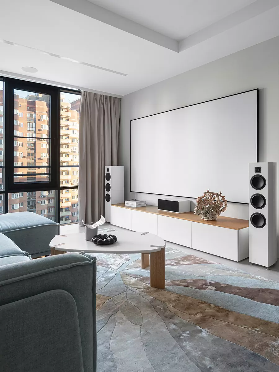 Сдержанный интерьер двухэтажной квартиры с «парящей» лестницей — проект Юлии Коробейниковой