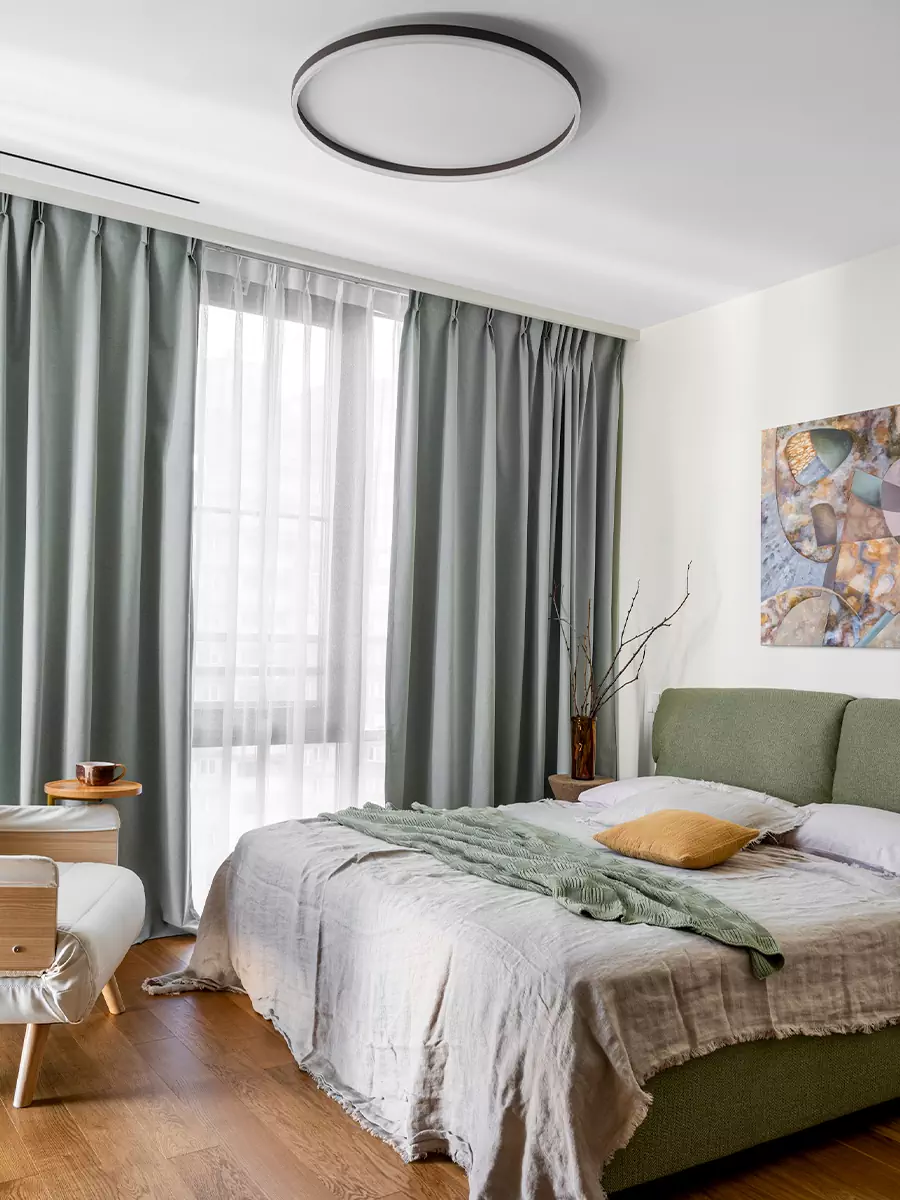 Сдержанный интерьер двухэтажной квартиры с «парящей» лестницей — проект Юлии Коробейниковой