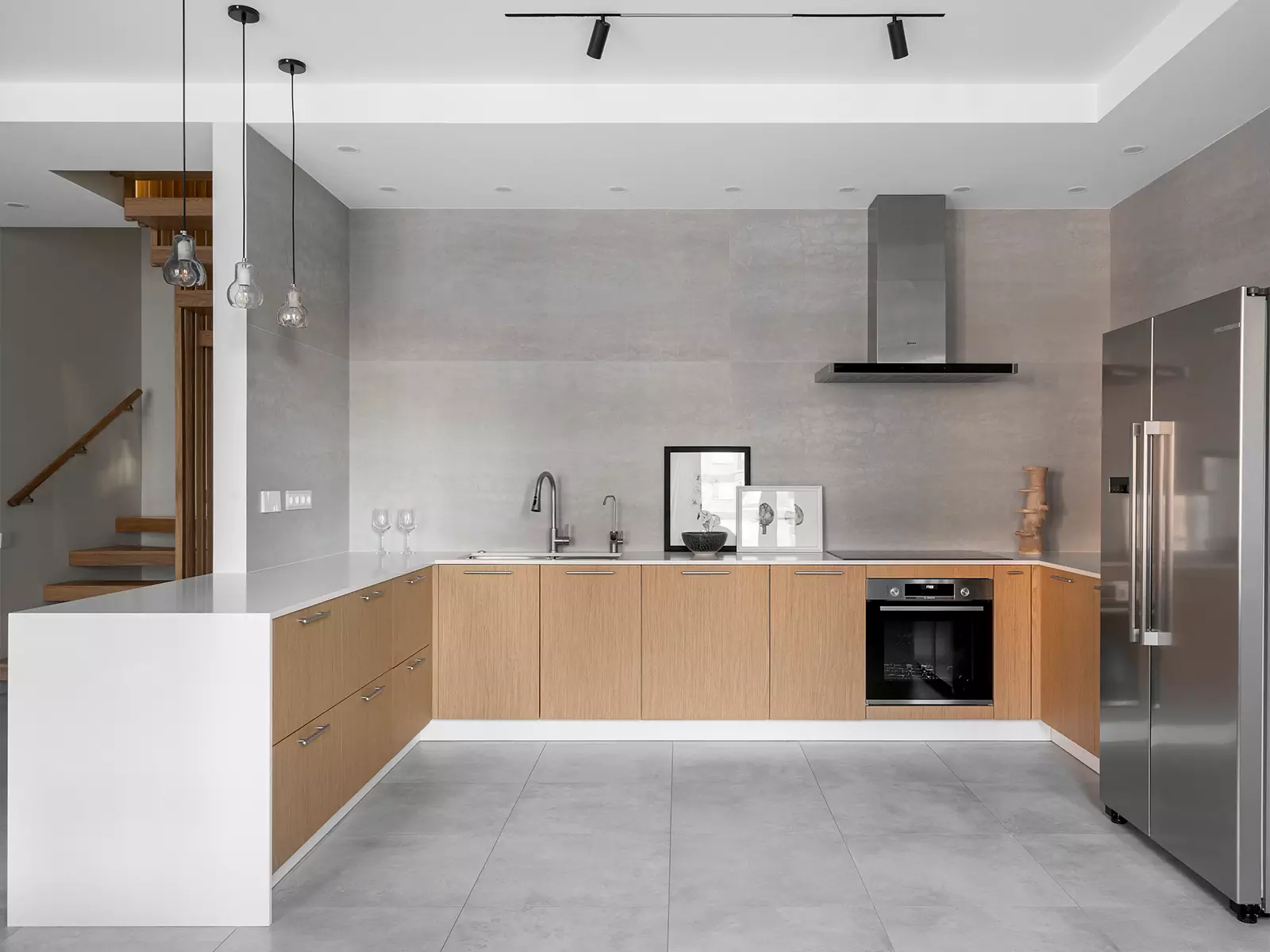 Сдержанный интерьер двухэтажной квартиры с «парящей» лестницей — проект Юлии Коробейниковой