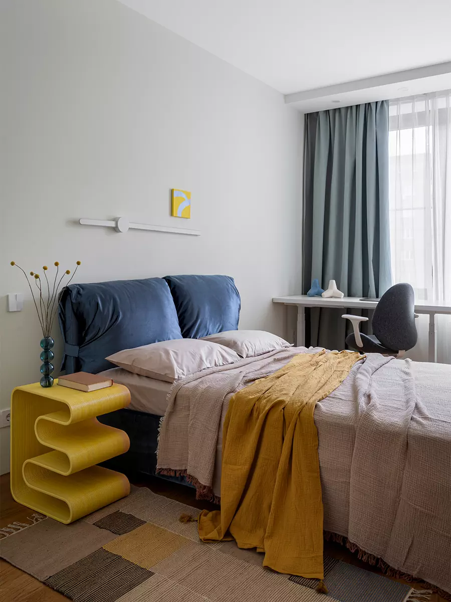 Сдержанный интерьер двухэтажной квартиры с «парящей» лестницей — проект Юлии Коробейниковой