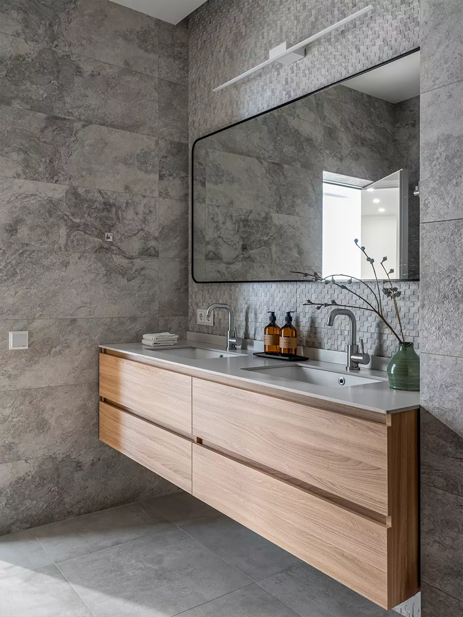 Сдержанный интерьер двухэтажной квартиры с «парящей» лестницей — проект Юлии Коробейниковой