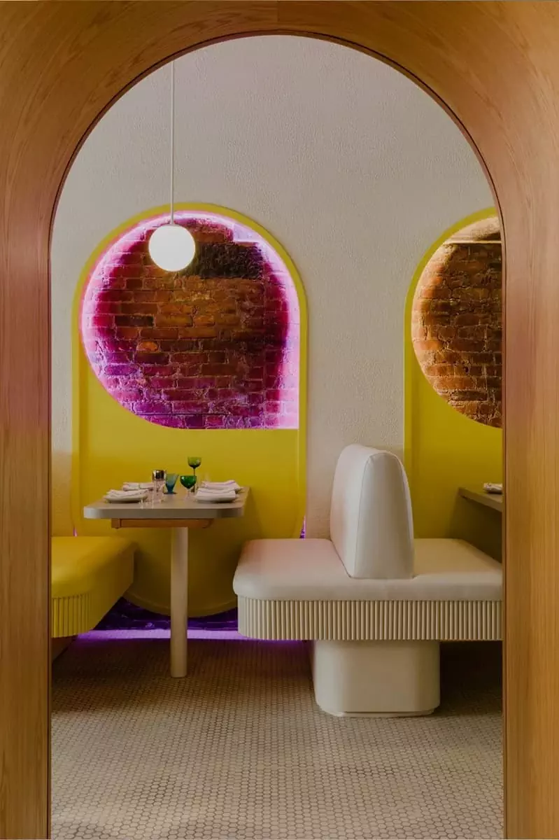 Открытая кирпичная кладка и неоновый свет в интерьере семейного кафе — проект Format Architecture Office