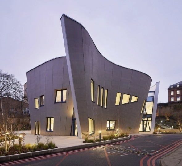 В Лондоне построили центр для онкобольных Maggie's Centre по проекту Studio Libeskind